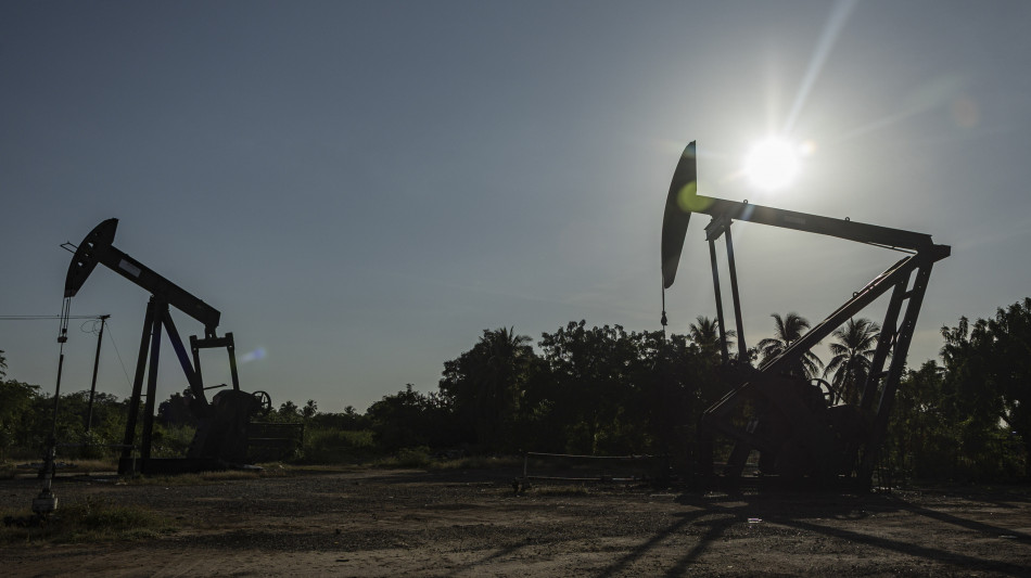 Prezzo del petrolio in calo, Wti scambiato a 57,99 dollari