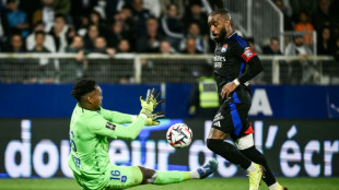 Lyon close in on Champions League, Saint-Etienne snatch draw