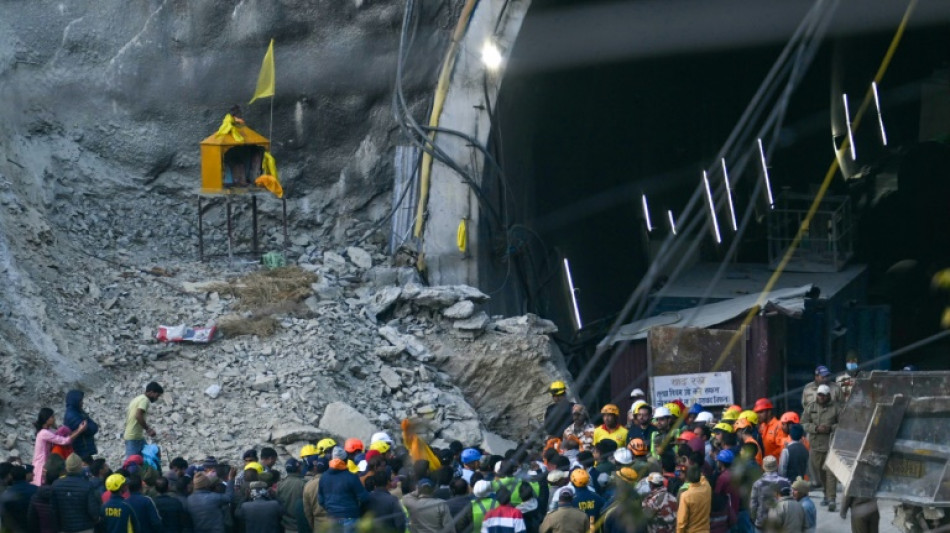 &Uacute;ltimos 14 metros para resgatar trabalhadores presos em t&uacute;nel na &Iacute;ndia