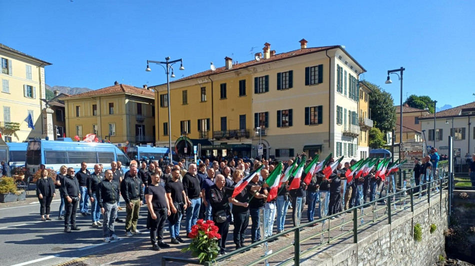 Saluti romani a Dongo, antifascisti cantano 'Bella ciao'