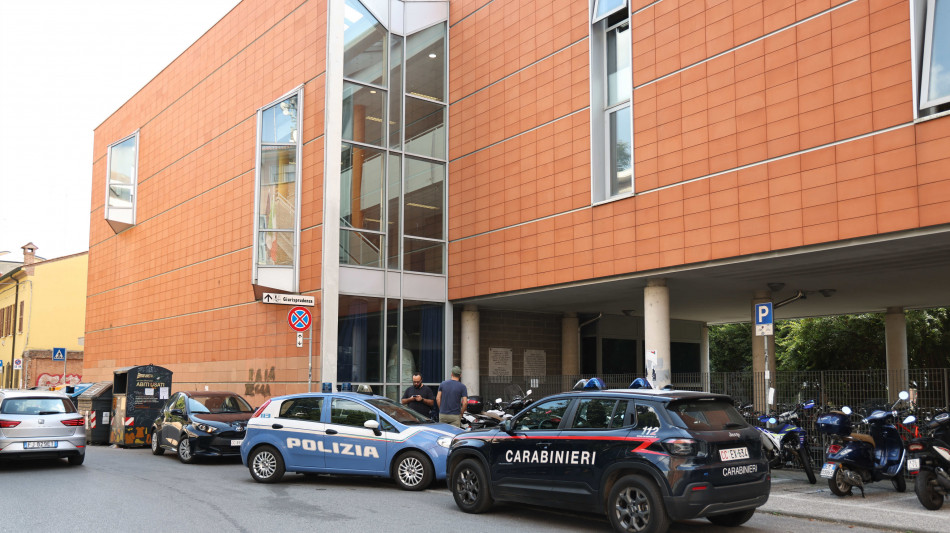 Tentata aggressione in un liceo a Ferrara, arrestato ragazzo