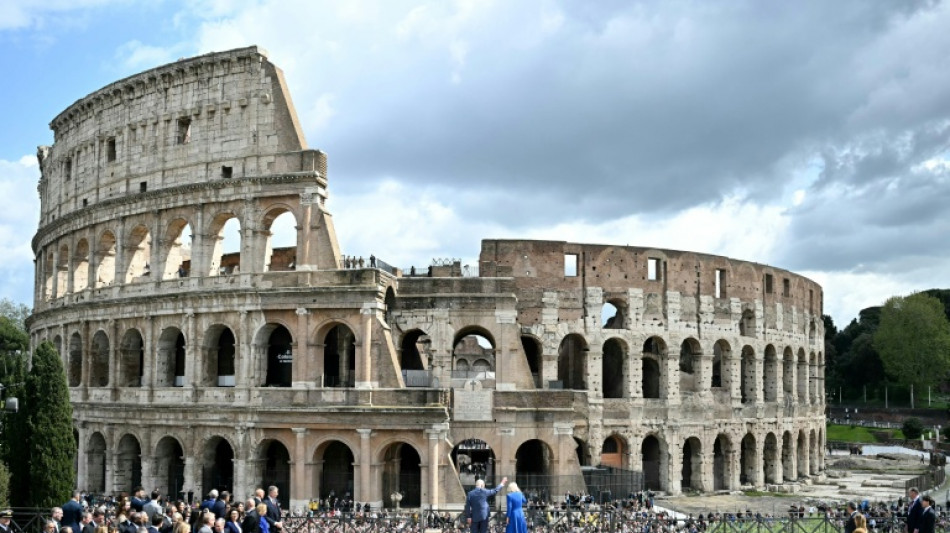 El rey Carlos III y su esposa Camila fotografiados frente al Coliseo de Roma