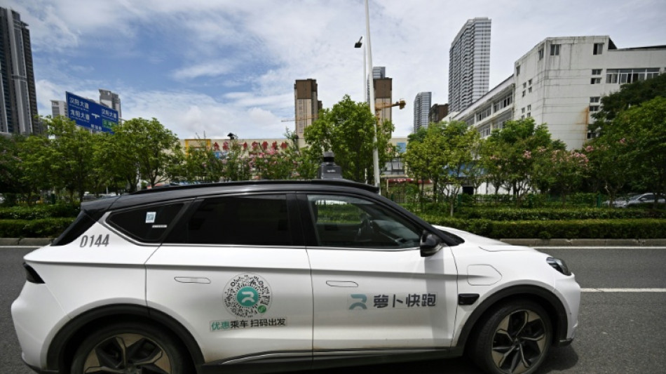T&aacute;xis-rob&ocirc;s param na China por aparente 'falha t&eacute;cnica', diz pol&iacute;cia