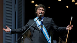 Milei lan&ccedil;a plano de austeridade e desvaloriza moeda argentina em 50%