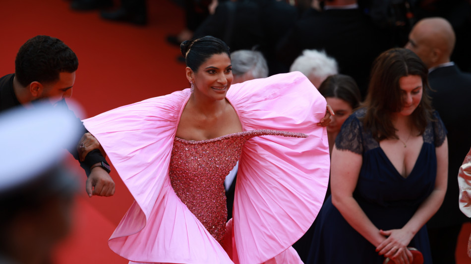 No nudo a Cannes, nuove regole e Halle Berry si cambia l'abito