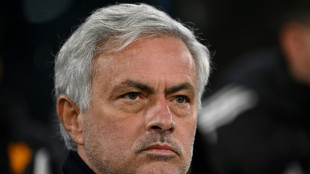Roma anuncia sa&iacute;da de Jos&eacute; Mourinho