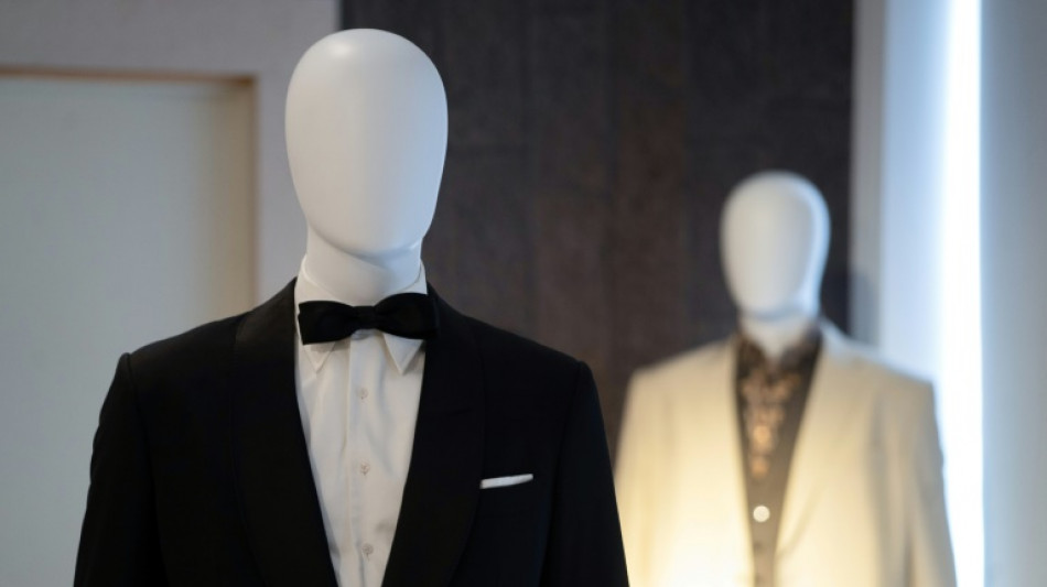 Subasta ben&eacute;fica de objetos de James Bond recauda 7,8 millones de d&oacute;lares