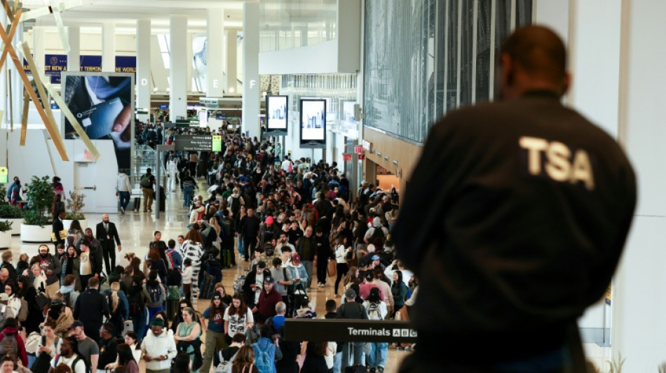 Congresso dos EUA segue sem acordo que permita encerrar caos em aeroportos