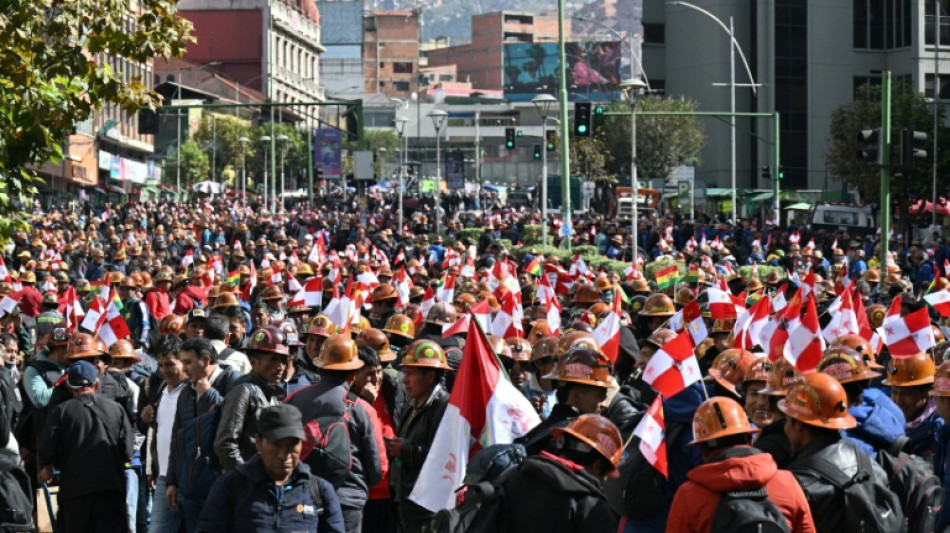 Miles de mineros colapsan La Paz en protesta por la falta de combustible