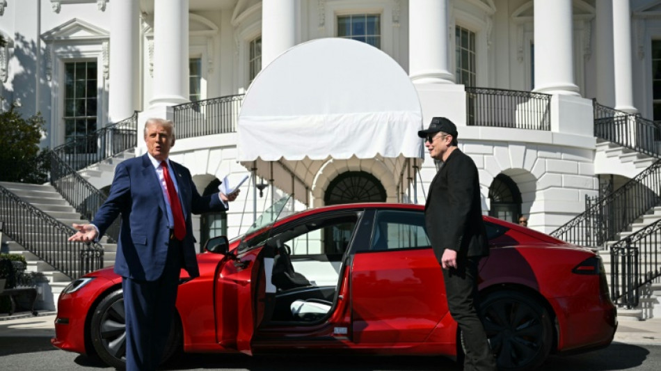 Trump vole au secours de Musk et fait la pub de Tesla &agrave; la Maison Blanche