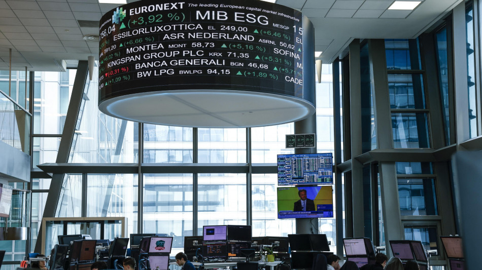 Borsa: Milano debole (-1,2%) con l'Europa e Wall Street