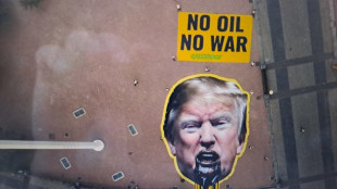 Greenpeace esibisce immagine di Trump che vomita petrolio, 'no oil, no war'