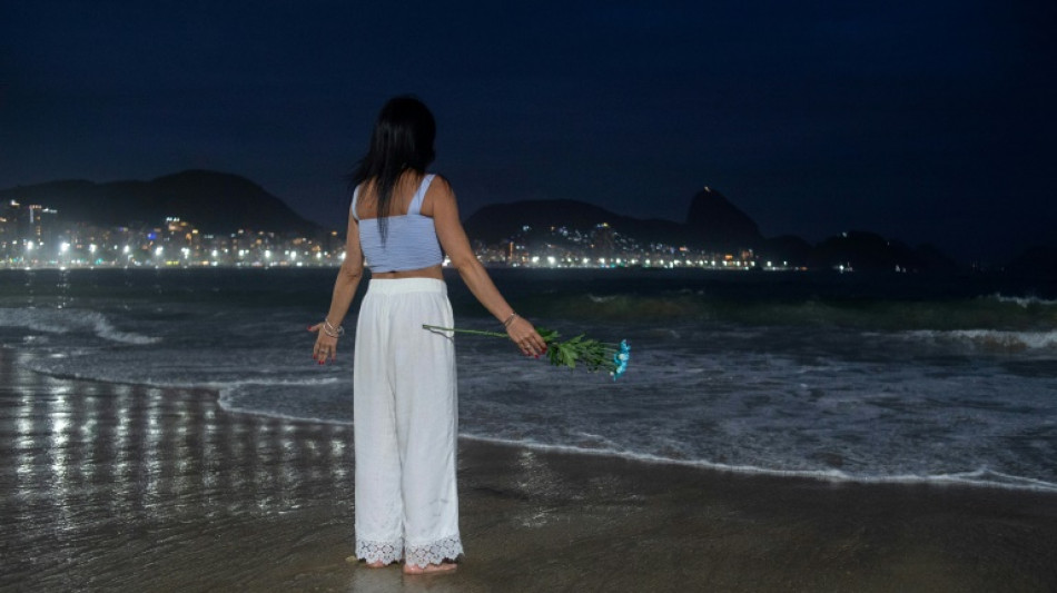 Milhares de pessoas se re&uacute;nem para receber o Ano Novo na praia de Copacabana