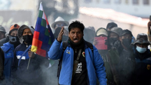 Manifestantes enfrentam a pol&iacute;cia em protesto contra o governo na Bol&iacute;via