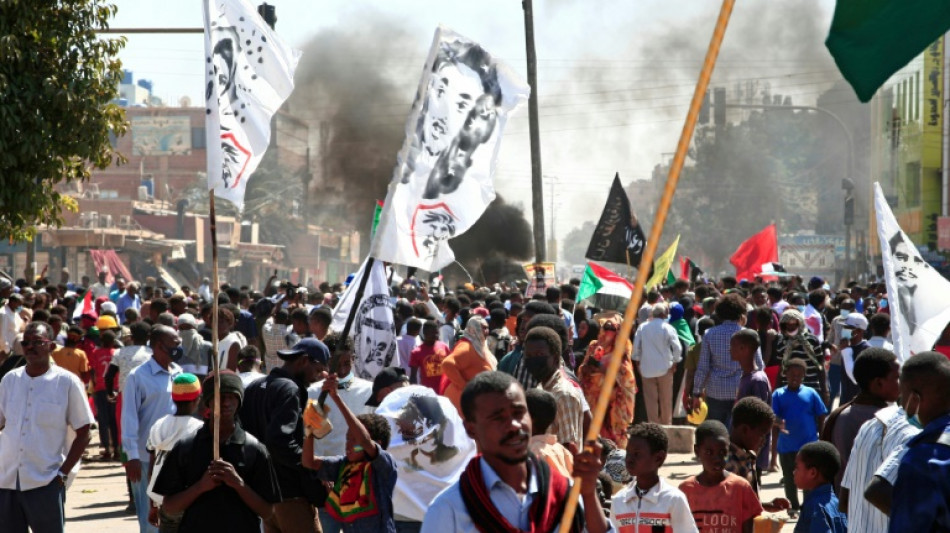 Fuerzas de seguridad sudanesas lanzan gases lacrim&oacute;genos contra los manifestantes