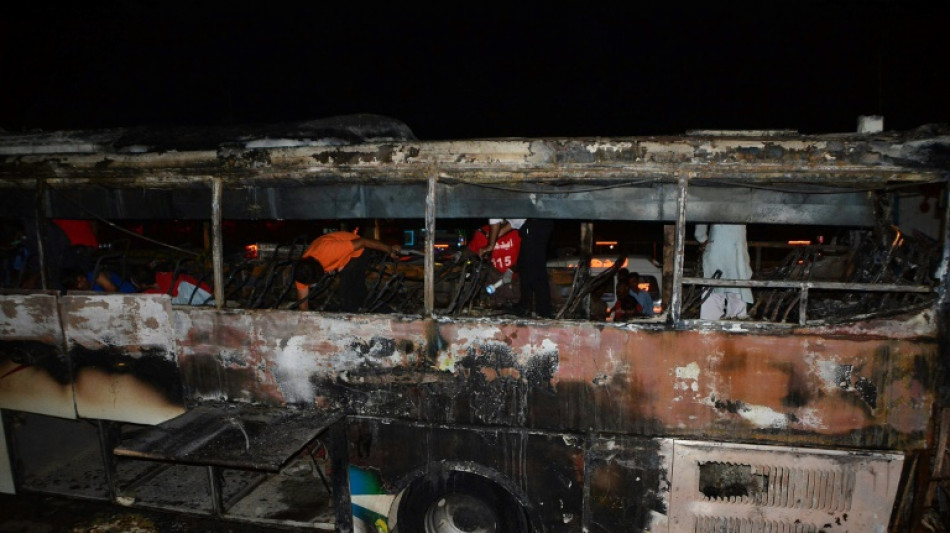 Mueren 18 v&iacute;ctimas de las inundaciones de Pakist&aacute;n por el incendio en un bus