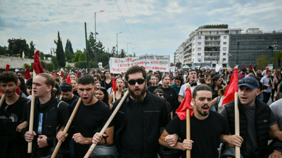 Legisladores griegos respaldan reforma para permitir jornadas laborales de 13 horas