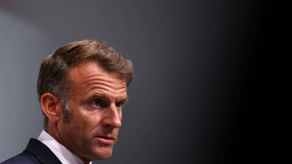 Macron recorre à esquerda para tentar sobreviver à crise política na França