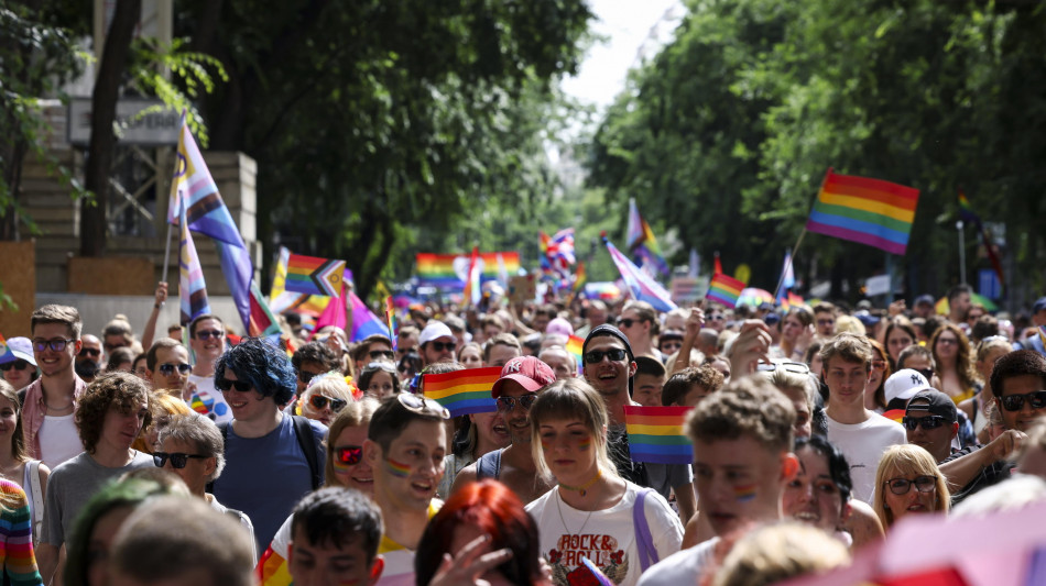 Delegazione M5s al Budapest Pride, "Orban non ci spaventa"