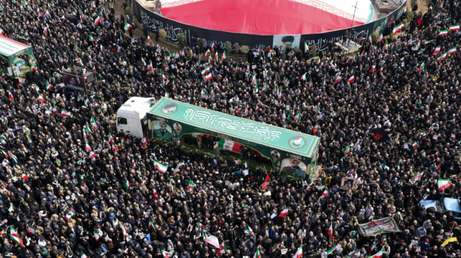 Ir&aacute;n celebra un multitudinario funeral para los altos cargos muertos en la guerra