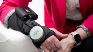 Luva de alta tecnologia cont&eacute;m tremores causados pelo mal de Parkinson