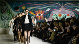 Dior e Schiaparelli revisitam clássicos da alta-costura em Paris