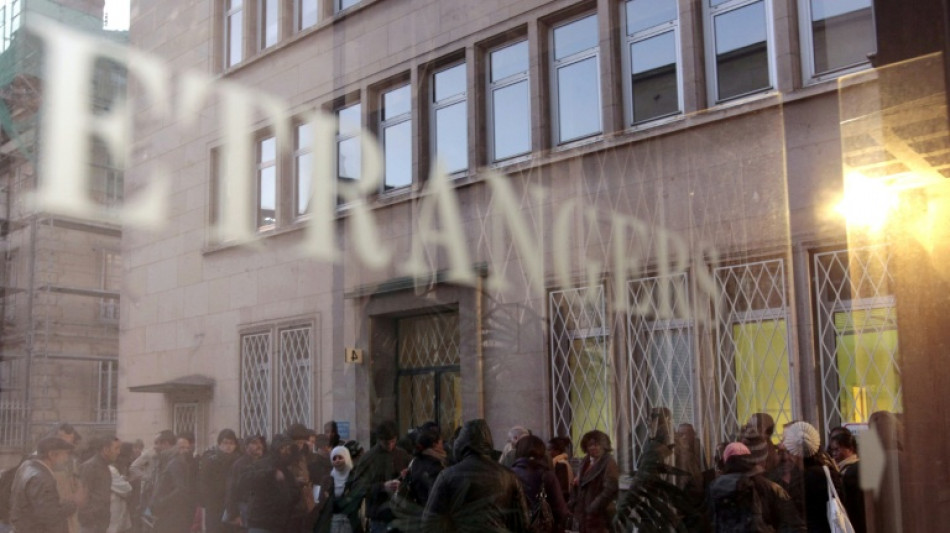 Immigration: plus de titres de s&eacute;jour, moins de r&eacute;gularisations en France en 2025