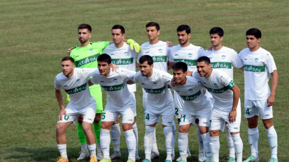 Le dirigeant du Turkm&eacute;nistan et son &eacute;quipe de football "invincible"