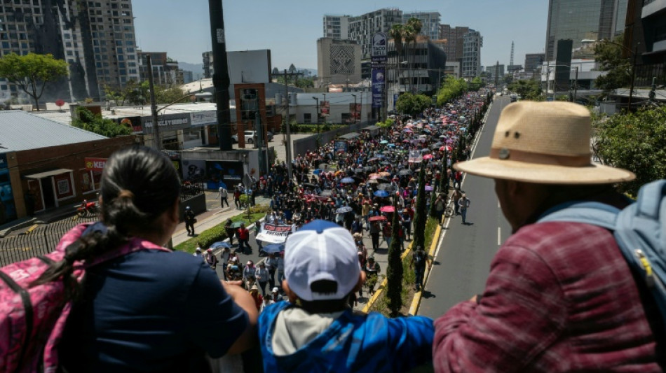 Miles de maestros marchan en demanda de un nuevo pacto laboral en Guatemala