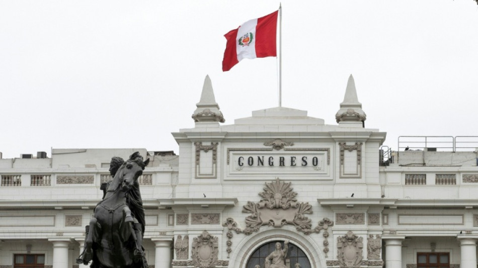El Congreso de Perú declara "persona non grata" a la presidenta de México