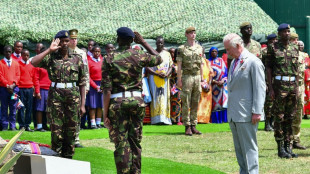 Charles III continua visita ao Qu&ecirc;nia ap&oacute;s condenar abusos coloniais