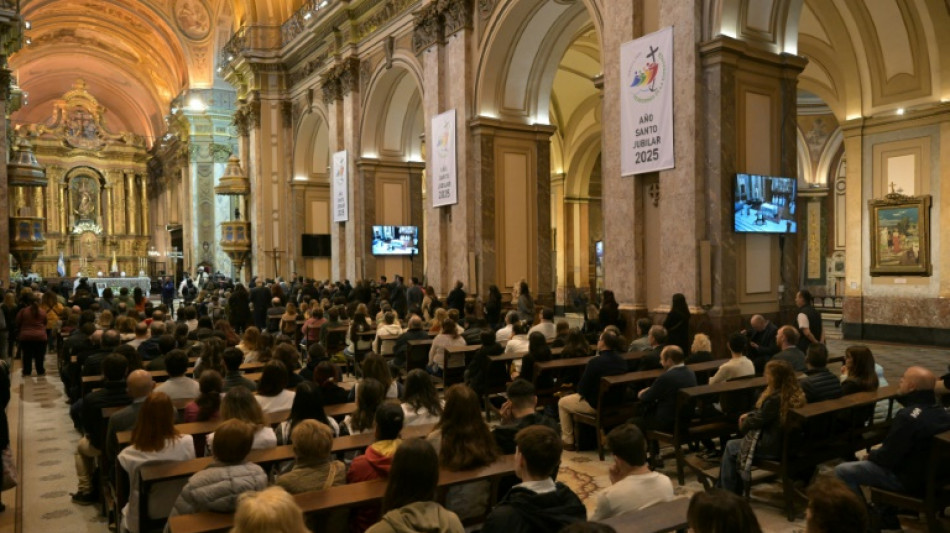 Dans l'aube de Buenos Aires, larmes et pri&egrave;res d'Argentins "orphelins" de leur pape