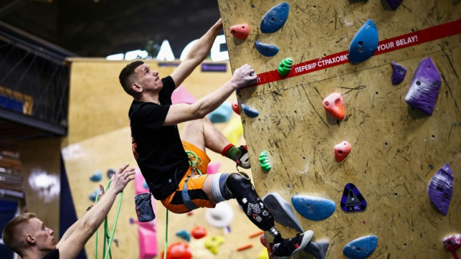 La "adrenalina" de la escalada consuela a veteranos ucranianos amputados