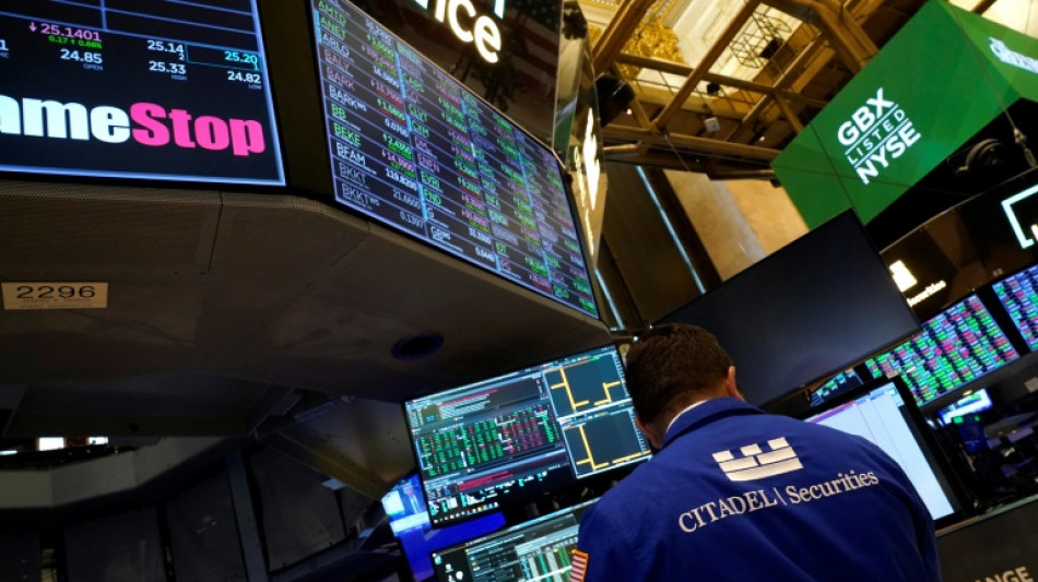 Wall Street cl&ocirc;t en hausse, encourag&eacute;e par la Fed