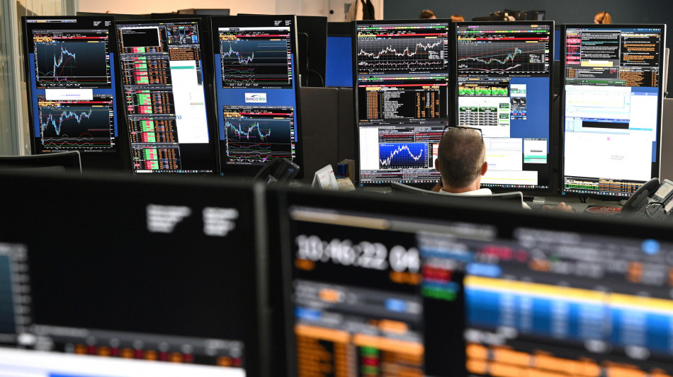 Borsa: l'Europa in cauto rialzo, lo spread Btp-Bund si allarga a 87 punti