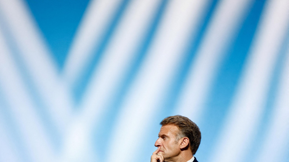 La popolarit&agrave; di Macron ai minimi, in calo di 7 punti rispetto a giugno