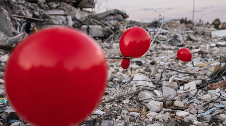 Globos rojos en la ciudad turca de Antakya en homenaje a los ni&ntilde;os muertos en el terremoto