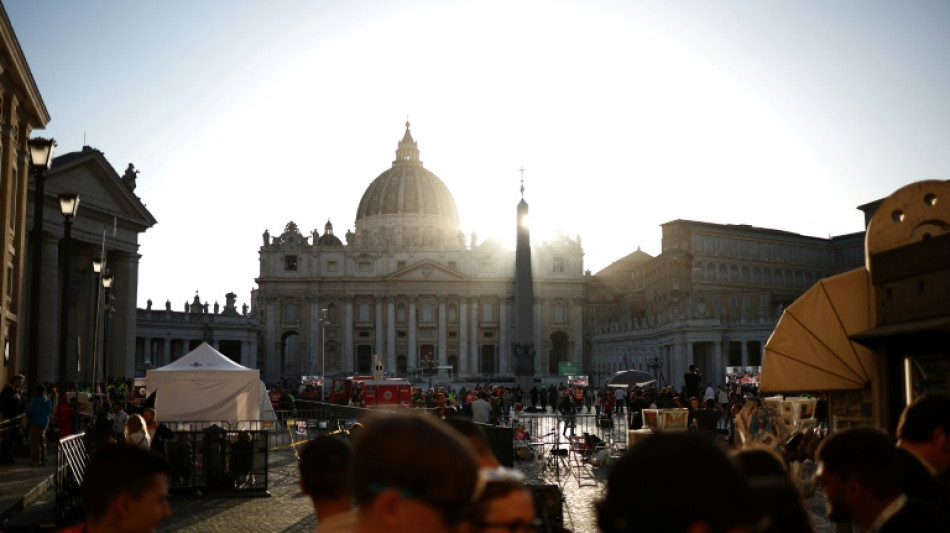 Fid&egrave;les et personnalit&eacute;s affluent aux fun&eacute;railles grandioses du "pape des pauvres"