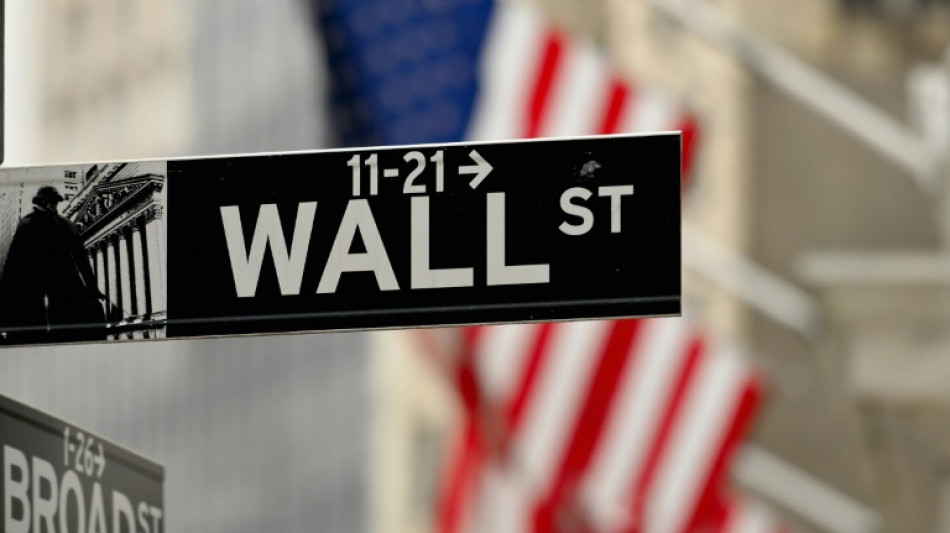 Wall Street termine en forte baisse, plomb&eacute;e par les pr&eacute;visions des entreprises