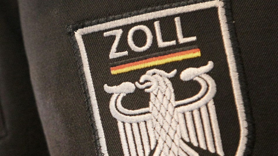 Zoll findet tausende verbotene Springmesser und Wurfsterne in Lastwagen in Stralsund