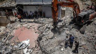 Protezione Civile Gaza, 'almeno 50 bambini sotto le macerie dell'edificio crollato'