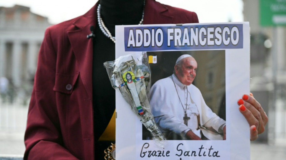 Weltweite Anteilnahme nach Tod des Papstes - Erstes Trauergebet und Aufbahrung am Abend