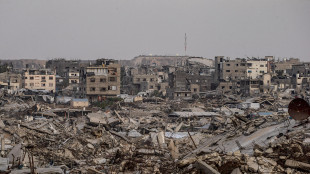 Crollo palazzo Gaza, 11 morti di cui 5 bambini, si scava tra le macerie