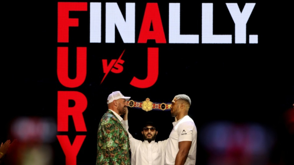 Boxe: Fury et Joshua tout sourire avant la bataille