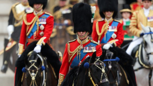Charles III anda a cavalo no 1&ordm; desfile de seu anivers&aacute;rio