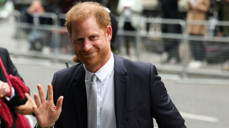 Prinz Harry sieht sich als Opfer von Telefon-Hacking "in gewerblichen Ausma&szlig;"