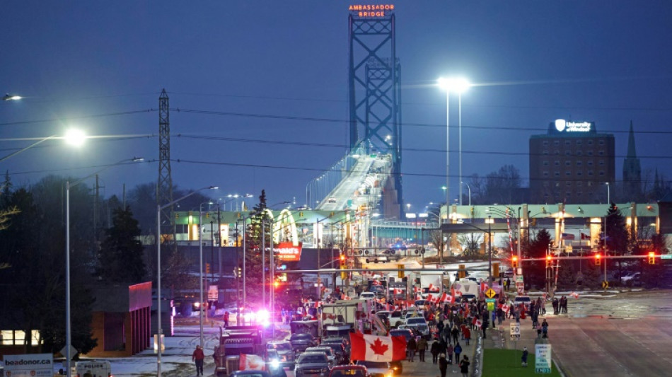 L'industrie automobile touch&eacute;e au c&oelig;ur par le blocage d'un pont au Canada