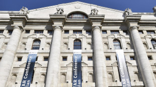 Borsa: Milano in calo (-1%), scivola Cucinelli, bene Tenaris