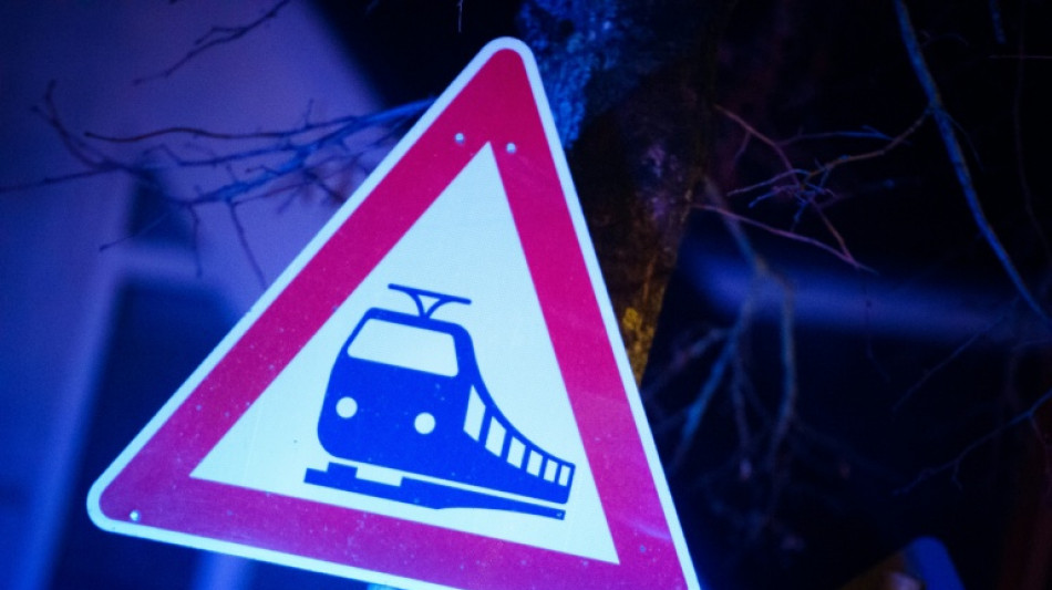 Nordrhein-Westfalen: 18-J&auml;hriger stirbt nach Kollision von Auto und Regionalzug