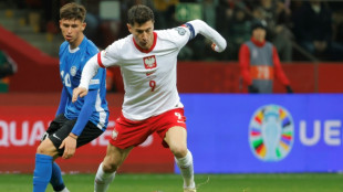 Pol&ocirc;nia goleia Est&ocirc;nia e fica a um passo da Eurocopa